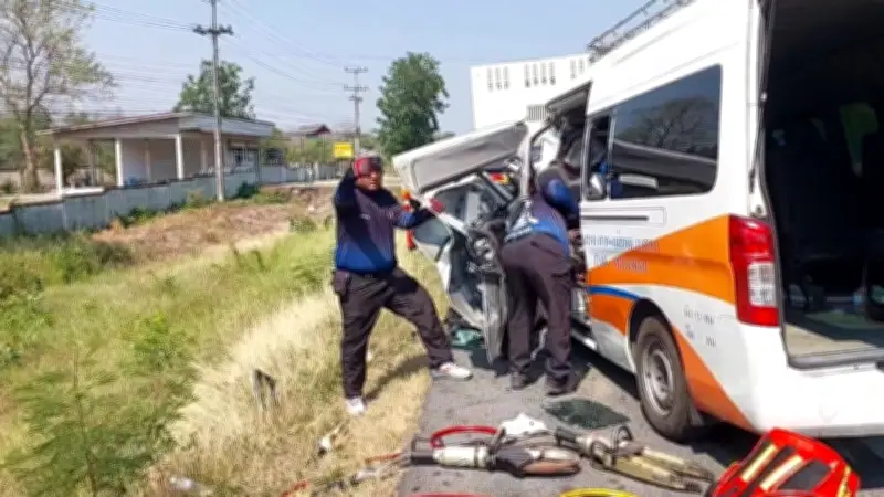 รถตู้โดยสารตาก-แม่สอดพุ่งชนท้ายสิบล้อดับ 5 บาดเจ็บ 9 ที่จังหวัดตาก