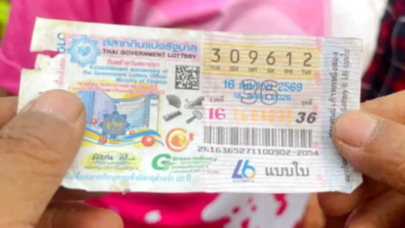 ตา-ยายดวงเฮงถูกลอตเตอรี่ 6 ล้านบาท หลังหลานชายแนะซื้อเลข 12