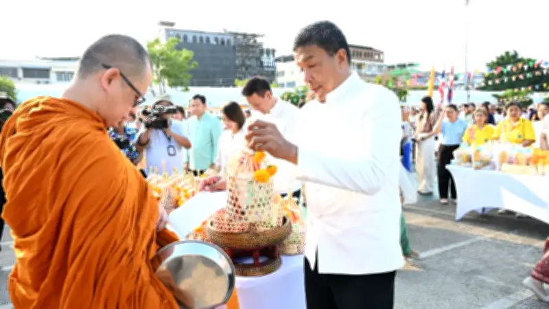กทม. จัดพิธีทำบุญตักบาตรพระสงฆ์ 69 รูป รดน้ำผู้สูงอายุ รับมหาสงกรานต์ 2569