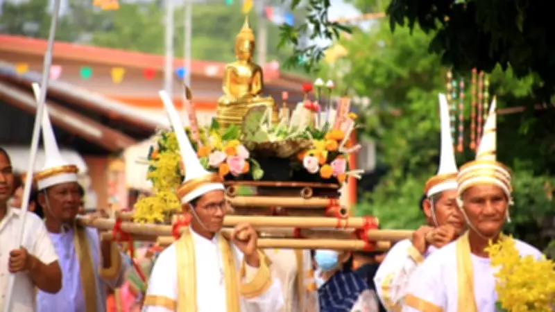 ชาวบ้านอุบลฯ จัดพิธีต้อนรับหลวงพ่อเงิน 700 ปี กลับสู่วัดปากน้ำ