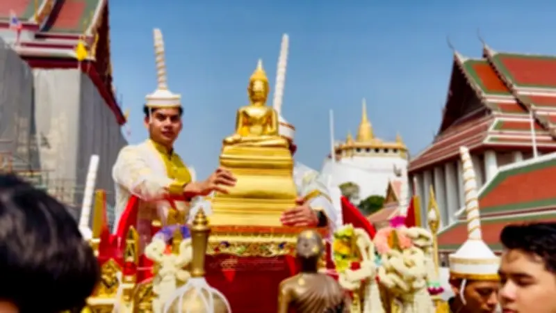 อัญเชิญ 'หลวงพ่อเงิน' 700 ปี จากอุบลราชธานี สรงน้ำสงกรานต์ที่ไอคอนสยาม