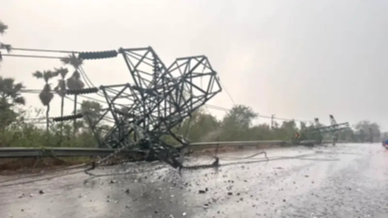 พายุฤดูร้อนถล่มปราจีนบุรี เสาไฟฟ้าแรงสูงหัก 8 ต้น ล้มขวางถนนสาย 33