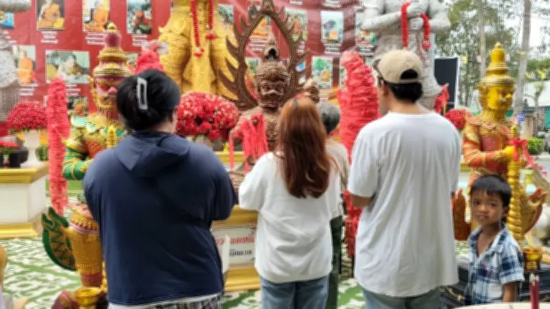 พ่อนำกุหลาบ 99 ดอกแก้บนท้าวเวสสุวรรณ หลังลูกสอบติดมหาวิทยาลัยชื่อดัง