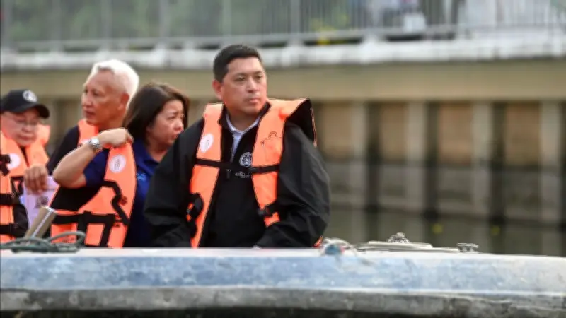 รมว.พม. ล่องเรือติดตามโครงการบ้านมั่นคงริมคลองเปรมประชากร ย้ำชุมชนเป็นแกนหลัก