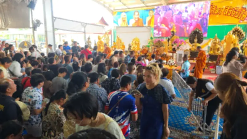 เมินดราม่า! ลูกศิษย์แห่กราบหลวงปู่ศิลา แน่นวัดสวนธรรมปีติ