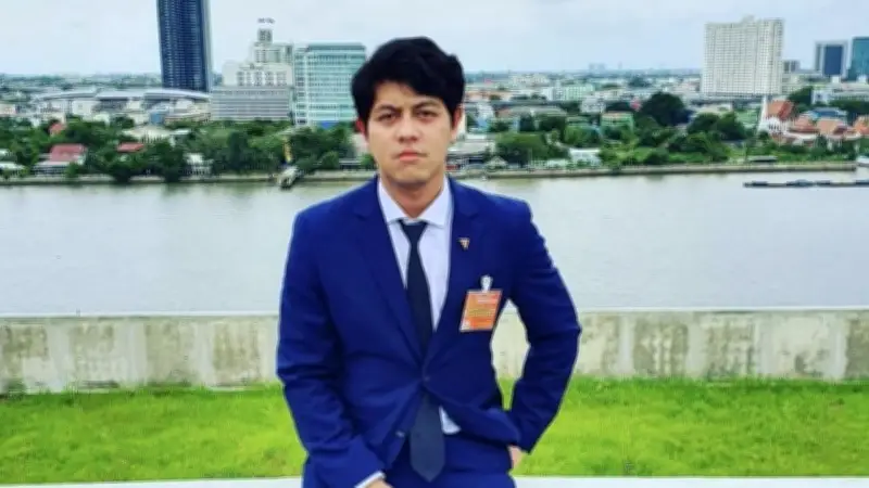 ผู้ช่วยเลขาธิการ ปชป. ระเบิดอารมณ์ด่าสื่อไทยปัญญาอ่อน เล่นข่าวพรรคส้มแตกเกินจริงหวังเอนเกจ
