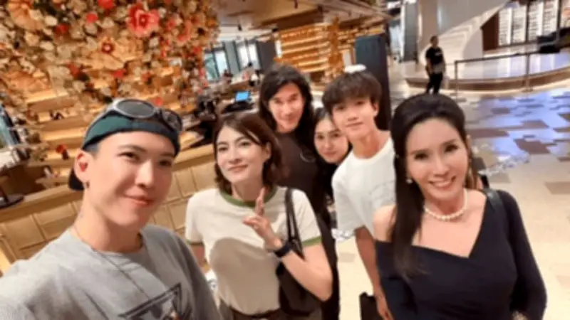 อาภัสรา หงสกุล โพสต์ภาพครอบครัวอบอุ่น พร้อมลูกชายทั้งสอง คนแห่ชมคุณย่าปุ๊กยังสวยอมตะ
