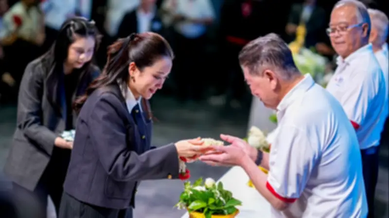 “เพื่อไทย” คึกคัก “อิ๊งค์”นำทีมสมาชิกพรรค รดน้ำดำหัวผู้อาวุโส