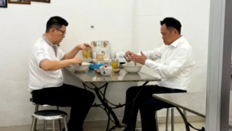 อนุทินควงเอกนิติ-พัฒนากินข้าวต้มปลากิมโป้ร้านเก่าแก่ย่านปากตรอกจันทน์