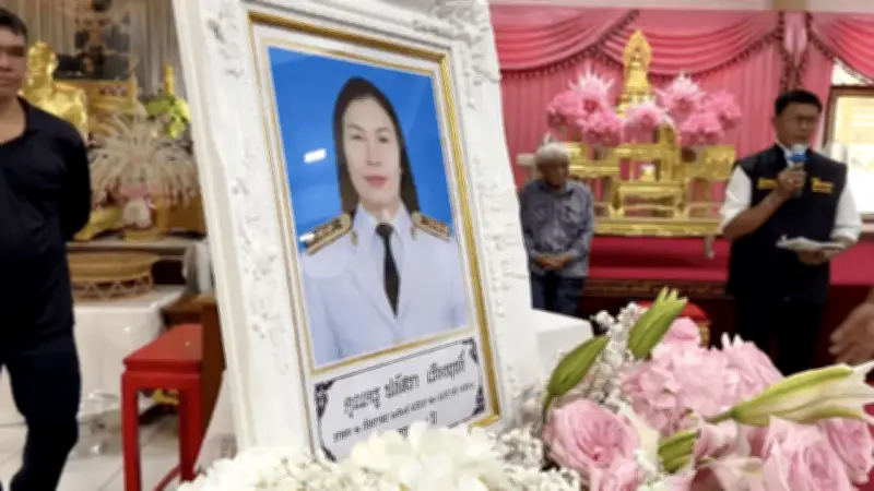 อาลัยแน่นวัดพิธีรดน้ำศพครูปภัสราเหยื่อกราดยิงอยุธยา พ่อยันไม่รับคำขอโทษ