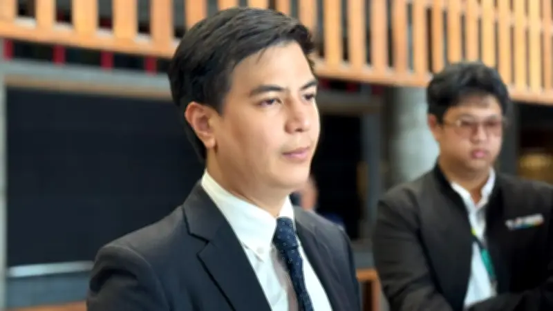 ไอติม ชวนเพื่อนฝ่ายค้านลงชื่อสอบ ป.ป.ช. คดีศักดิ์สยามซุกหุ้น
