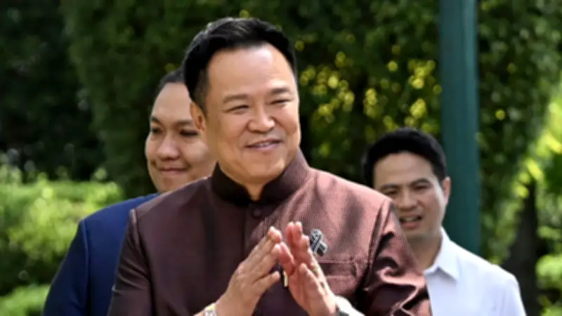 อนุทินนั่งประธาน ครม.เศรษฐกิจ ร่วมเอกชน ชี้ชะตาพักโทษทักษิณวันนี้