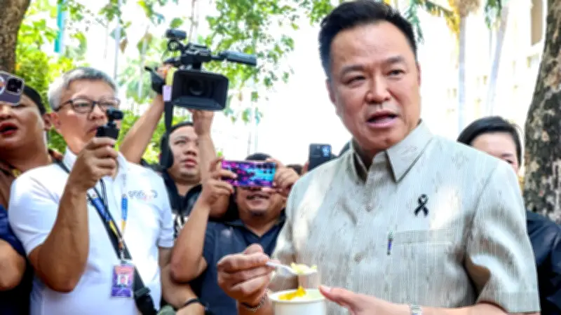 อนุทินแวะรังนกกระจอกทักทายสื่อ ชงชาเขียวเอง เดินทิ้งขยะโชว์รักษ์โลก