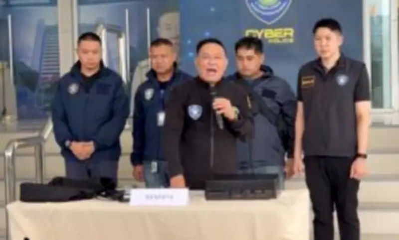 หนุ่มใหญ่ขับเก๋งพุ่งชนต้นไม้ดับคาซาก บนถนนกาญจนาภิเษก