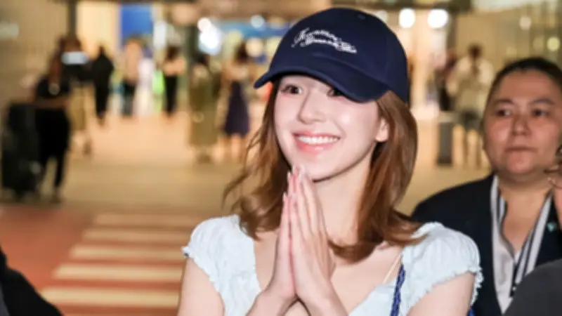 จ้าวลู่ซือ เดินทางถึงไทย แฟนคลับแห่ต้อนรับแน่นสนามบิน