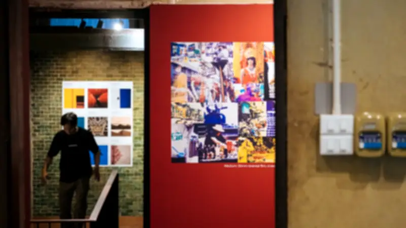 สัมผัสชีพจรเมืองเก่า! นิทรรศการภาพถ่าย 'CHROMATIC' สำรวจสีสันทรงวาด-ปากคลองฯ-พาหุรัด