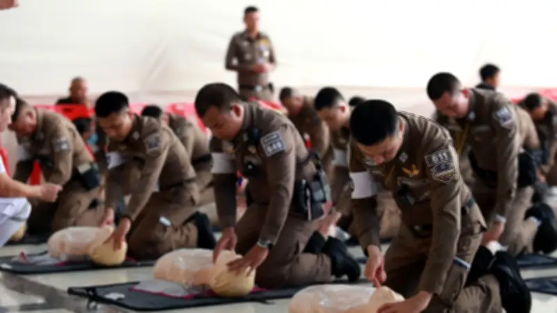 ตำรวจสมุทรปราการติวเข้มปฐมพยาบาล-CPR-สัญญาณมือ SOS เพิ่มทักษะช่วยชีวิต