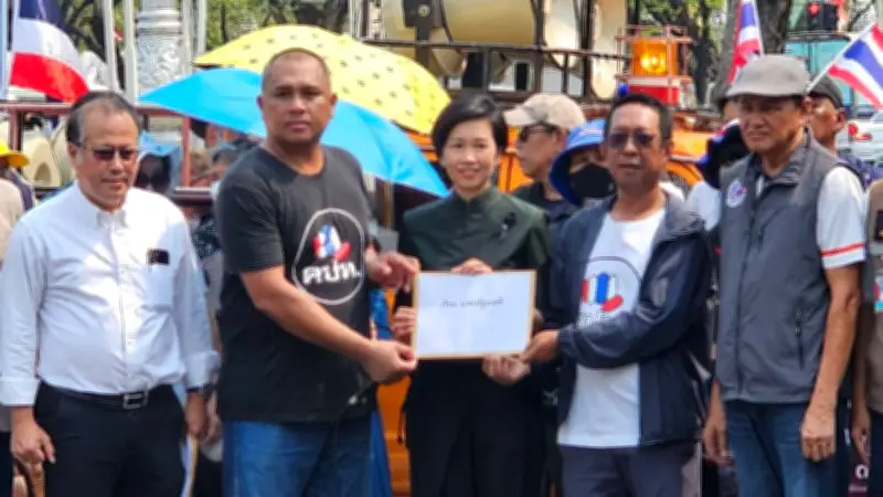 คปท. ยื่น 'วาระประชาชน' จี้รัฐบาลยกเลิก MOU 43-44 ปฏิรูปรัฐวิสาหกิจ-ยุติธรรม