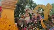 สงกรานต์ตระการตา! ขบวนแห่วันไหลแม่สอด จ.ตาก ยาวกว่า 2 กม. จัดต่อเนื่อง 110 ปี