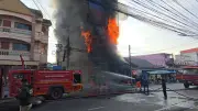 ไฟไหม้รุนแรงตึกแถว 7 ชั้นกลางเมืองหาดใหญ่ ระดมรถดับเพลิงเกือบ 10 คัน