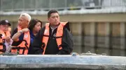รมว.พม. ล่องเรือติดตามโครงการบ้านมั่นคงริมคลองเปรมประชากร ย้ำชุมชนเป็นแกนหลัก