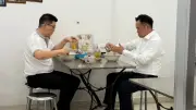 อนุทินควงเอกนิติ-พัฒนากินข้าวต้มปลากิมโป้ร้านเก่าแก่ย่านปากตรอกจันทน์