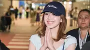 จ้าวลู่ซือ เดินทางถึงไทย แฟนคลับแห่ต้อนรับแน่นสนามบิน