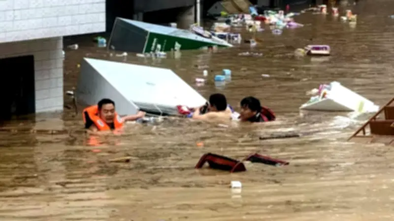 จีนอ่วมฝนถล่มภาคใต้-กลาง ตายแล้ว 10 ศพ น้ำท่วม-ดินถล่มหนัก