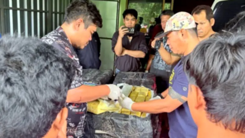 ทหาร-ตร.บุกยึดยาบ้า 20 ล้านเม็ด ไอซ์เกือบ 2 ตัน ซ่อนโกดังเลย