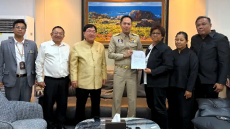 "ประภัตร" บุกกระทรวงเกษตรฯ จี้ช่วยหนี้ปุ๋ย 20 ปี หวั่นเกษตรกรหมดตัวถูกขายทอดตลาด