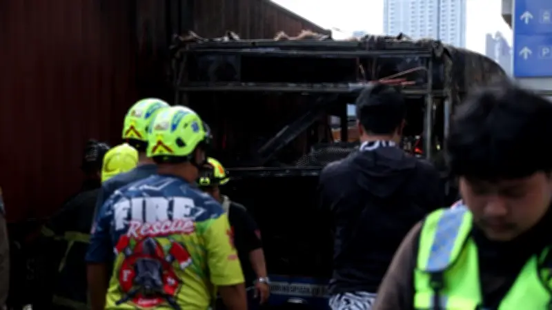 สยอง! รถไฟสินค้าพุ่งชนรถเมล์สาย 206 ไฟลุกท่วม เสียชีวิต 8 ศพ