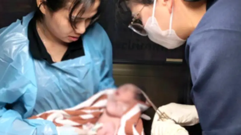 แม่วัย 24 คลอดลูกกลางรถกู้ภัย คอหวยแห่ส่องเลขเด็ด