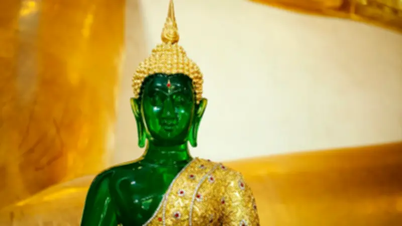 ร่วมบุญวันวิสาขบูชา 2569 ถวายโคมตรา-เทียน บูชาพระแก้วมรกต