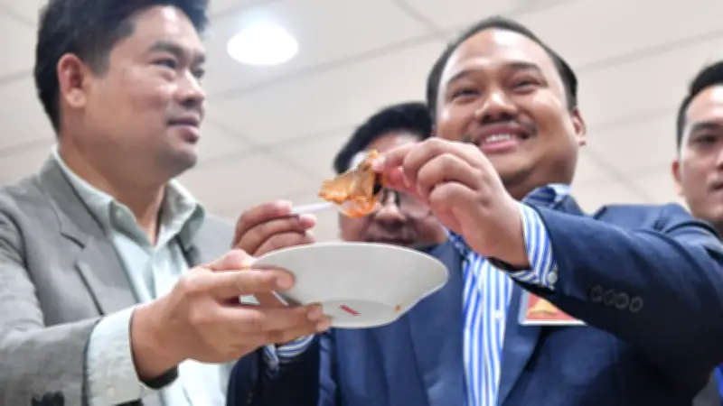 "กาย ณัฐชา" นำปลากระป๋องโชว์ ตั้งข้อสงสัยปลาหมอคางดำ สส.3 จังหวัดจี้ตรวจสอบ