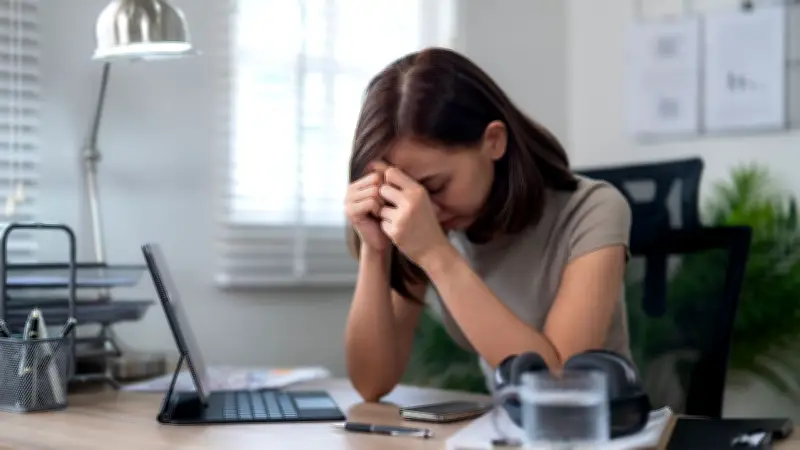 เช็กด่วน 3 ข้อแตกต่าง Burnout กับ โรคซึมเศร้า อาการแบบไหนควรพบแพทย์