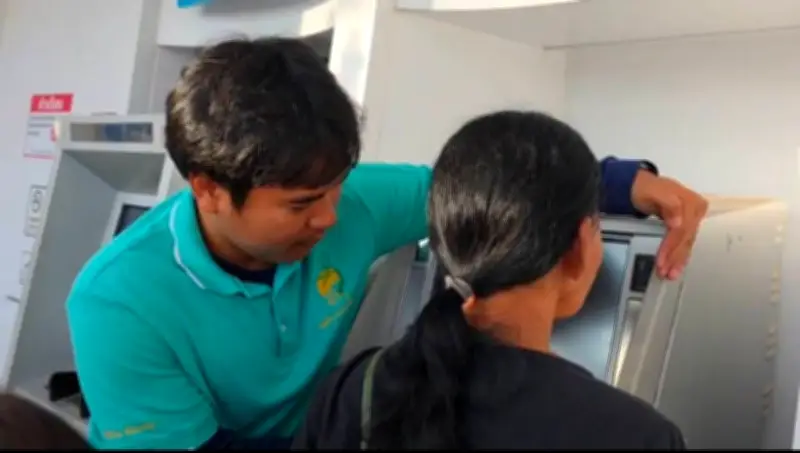ชาวบ้านแห่ต่อคิวหน้าธนาคารสระแก้ว หวังสแกนใบหน้าได้เงินช่วย 4,000 บาท