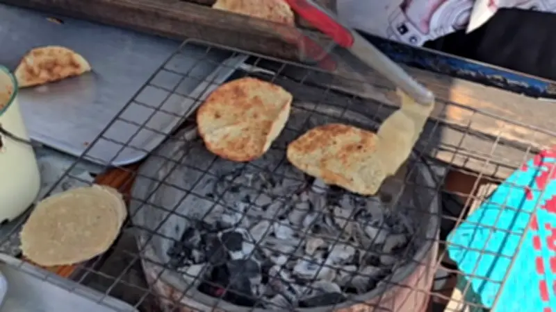 ตำนาน 45 ปี "ปลาริวกิวปิ้ง" ตลาดศาลเจ้าโรงทอง ของว่างโบราณคู่อ่างทอง