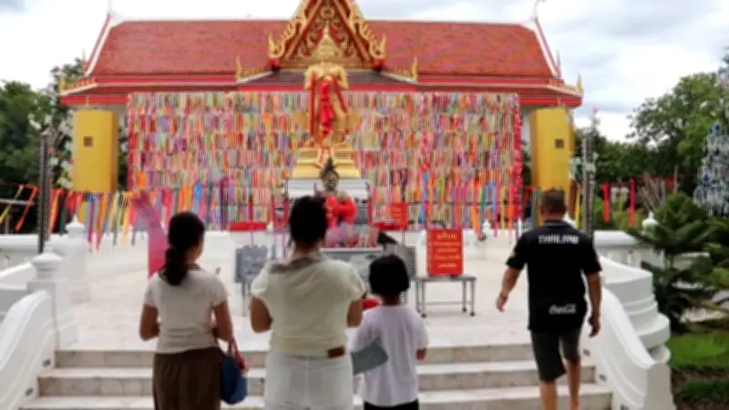 หนุ่มดวงเฮงพาครอบครัวกราบไหว้ท้าวเวสสุวรรณวัดพังม่วงเขย่าเซียมซีได้เลขเด็ด 45