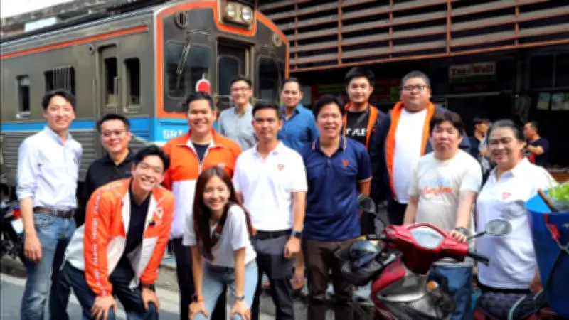 พรรคประชาชนลงพื้นที่สำรวจรถไฟสายมหาชัย รับฟังเสียงประชาชน