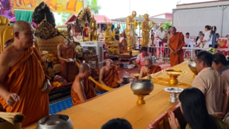 สาธุชนหลั่งไหลกราบไหว้หลวงปู่ศิลาช่วงวันหยุดยาว