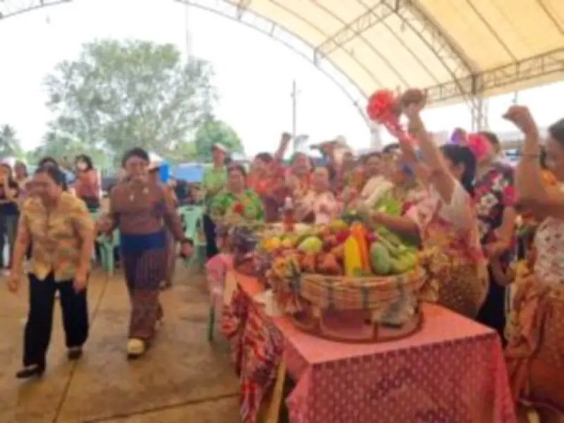 สลด! หนุ่มขับรถเก๋งชนท้ายสิบล้อจอดซ่อมข้างทาง เสียชีวิตคาที่ ตร.เร่งสอบ