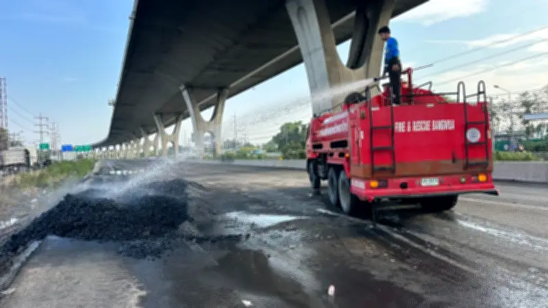 ไฟไหม้รถบรรทุกแบตเตอรี่ลิเธียม ถ.บางนา-ตราด ปิดช่องทางด่วนรถติดหนัก