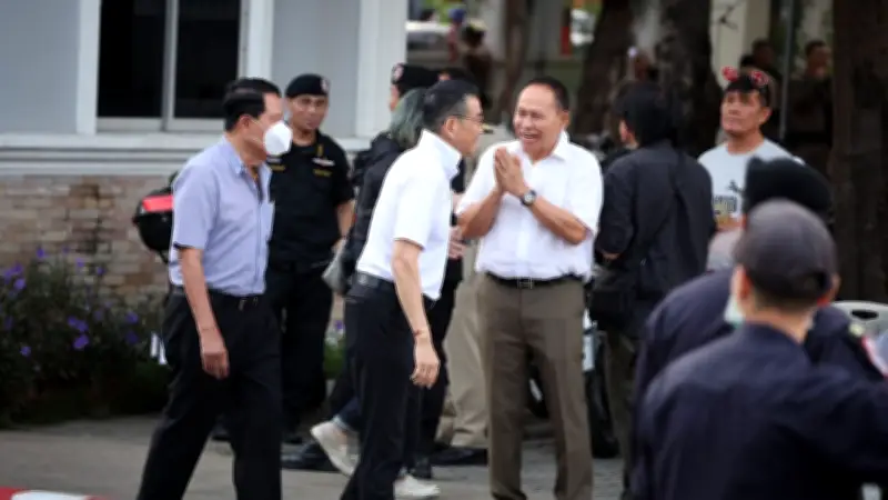 ทนายวิญญัติ-แกนนำเพื่อไทย ทยอยมารับ 'ทักษิณ' ออกจากเรือนจำคลองเปรม
