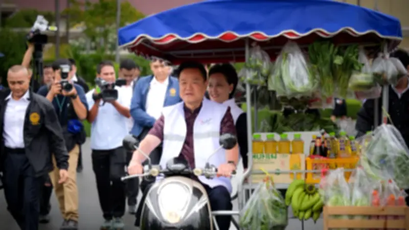 นายกฯ ควงศุภจีซ้อนมอเตอร์ไซค์พุ่มพวงรอบทำเนียบ ดันโครงการไทยช่วยไทย