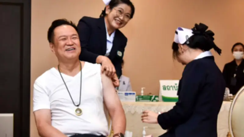 นายกฯ อนุทิน ฉีดวัคซีนไข้หวัดใหญ่ เดินหน้านโยบายสาธารณสุข