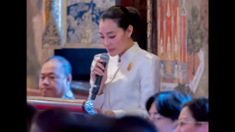 ดี้ ปัทมา-นุ้ย เกศริน นำทีมดาราจิตอาสาห่มผ้าพระบรมเจดีย์ภูเขาทอง