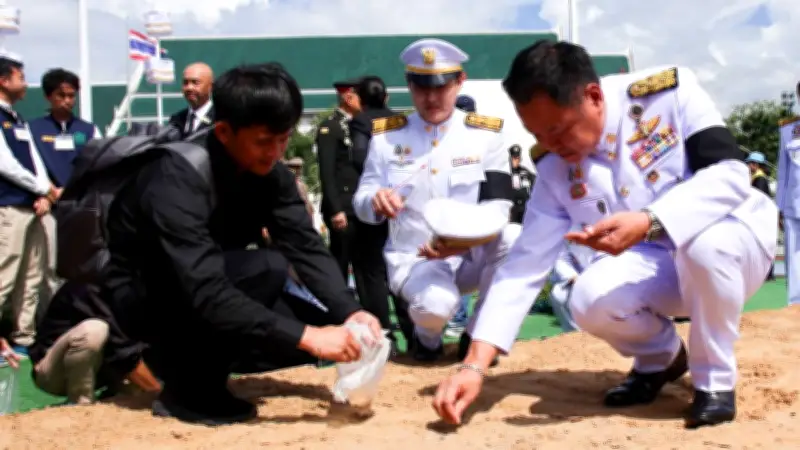 นายกฯ อนุทิน ร่วมเก็บเมล็ดพันธุ์ข้าวพระราชทาน เตรียมเพาะในนาตัวเอง