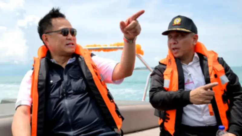 นายกฯ อนุทินนั่งสปีดโบตถึงเกาะพะงัน ปชช.ถือป้ายต้อนรับ