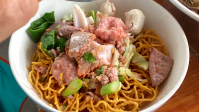 ร้านก๋วยเตี๋ยวเจ้ภี อูมามิน้ำซุปเครื่องเทศเด่นกลางหมู่บ้านหนองสถิต