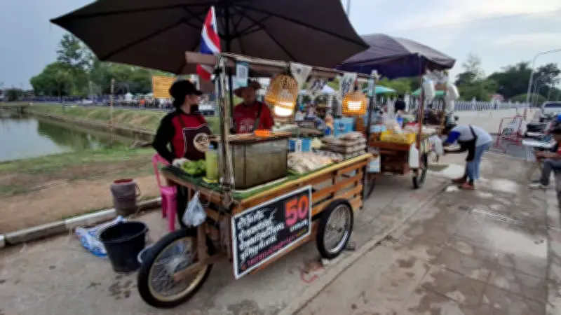ชวนชิลสตรีทฟู้ดสุโขทัย เช็กอินตลาดรถไสริมสระ ดูพระอาทิตย์ตกฟินผัดไทย